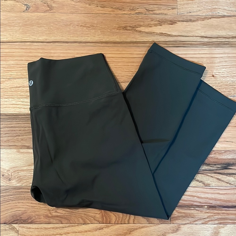 Lululemon dark olive green leggings cropped size 10 EUC no flaws